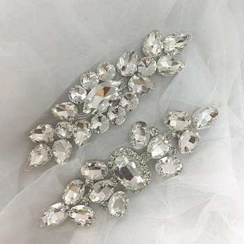 1 adet Kristal Beyaz Cam Taklidi Aplike Gümüş Taban Çiçek Rhinestones dikmek düğün elbisesi Kemer Broş Dekorasyon